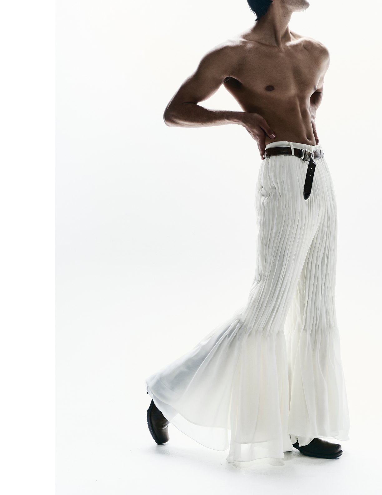 White pleated skirt look